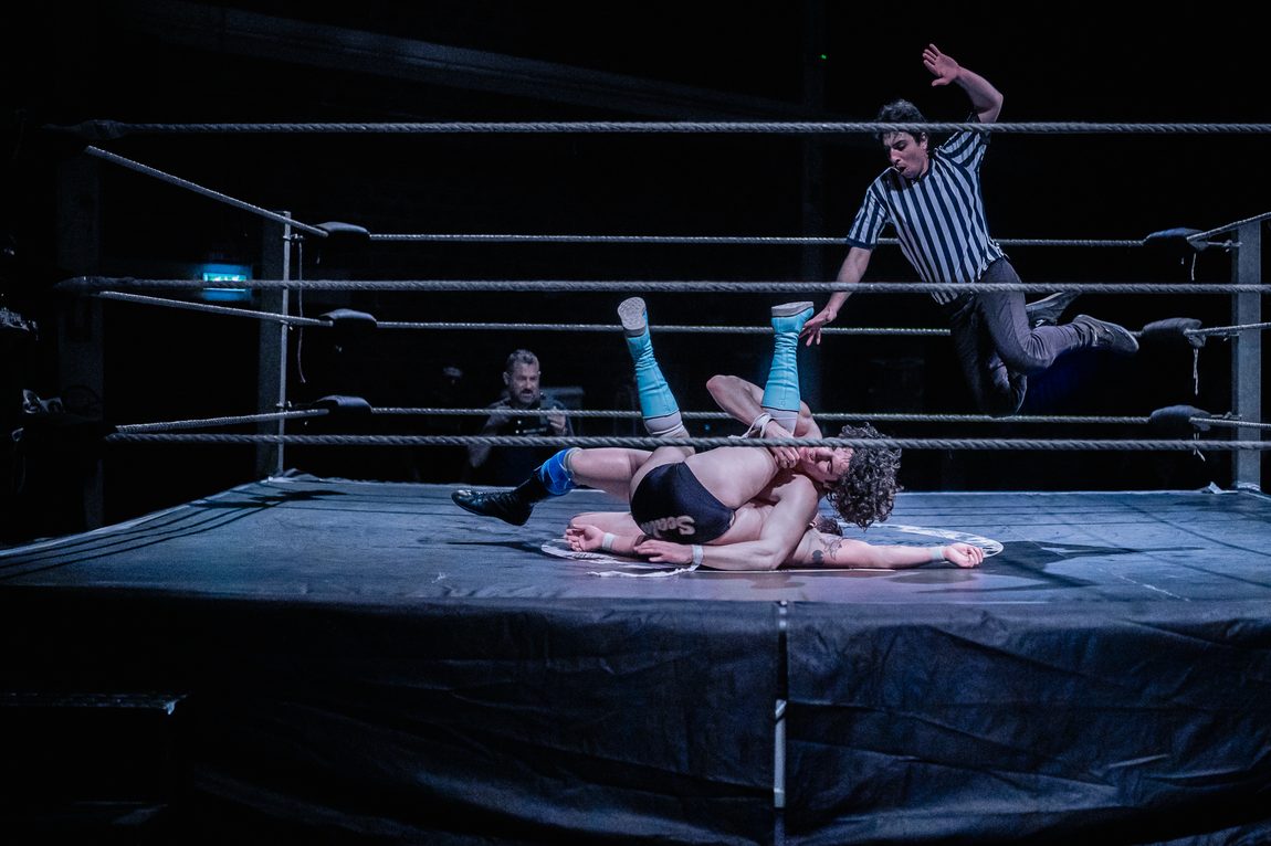 L'arbitro salta mentre lo schienamento va a terra. Teatro Centofiori, Bologna · 13 ottobre 2024.