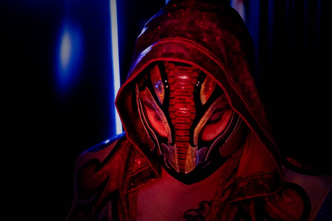 La maschera nella luce rossa, prima dell'entrata. Red Scorpion — Fabio Giarratano.