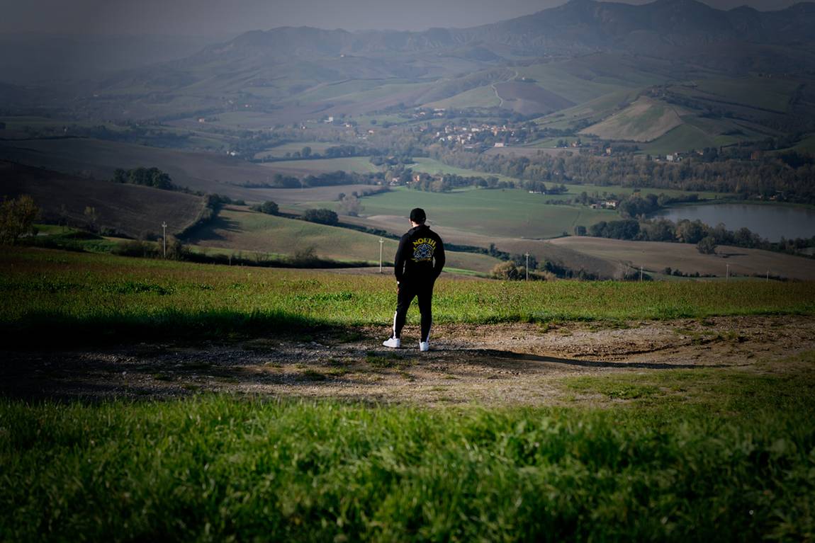 Solo, in mezzo alla campagna. Red Scorpion — Fabio Giarratano.