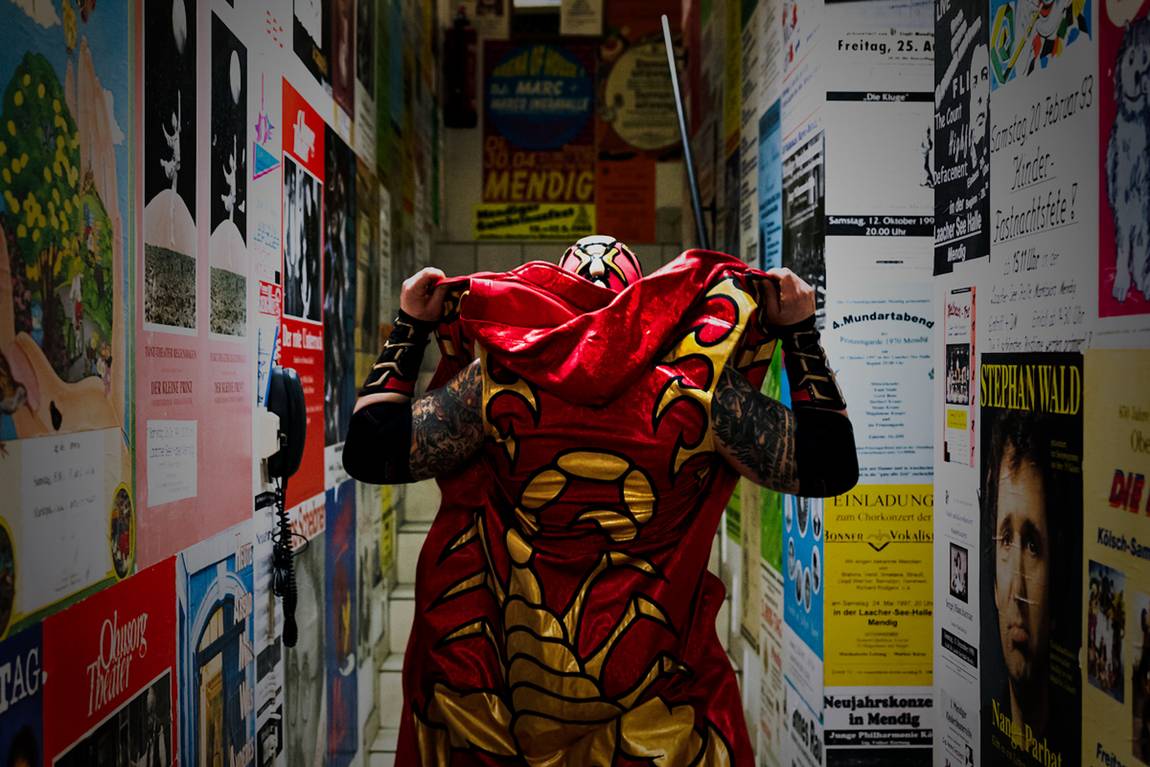 Indossa la maschera per strada, prima dello show. Red Scorpion — Fabio Giarratano.