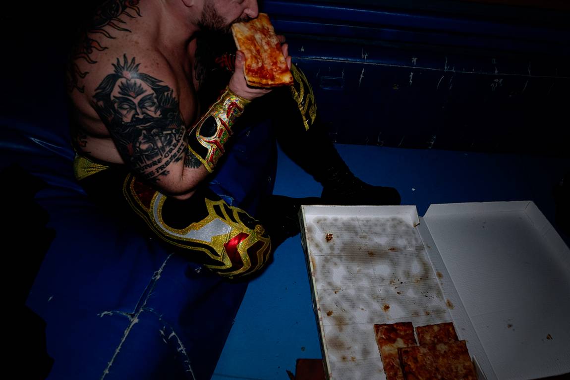 Pizza, ancora in maschera, dopo lo show. Red Scorpion — Fabio Giarratano.